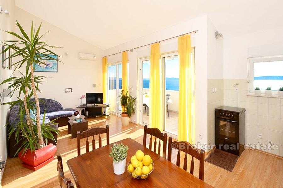 Detached house with swimming pool and sea view