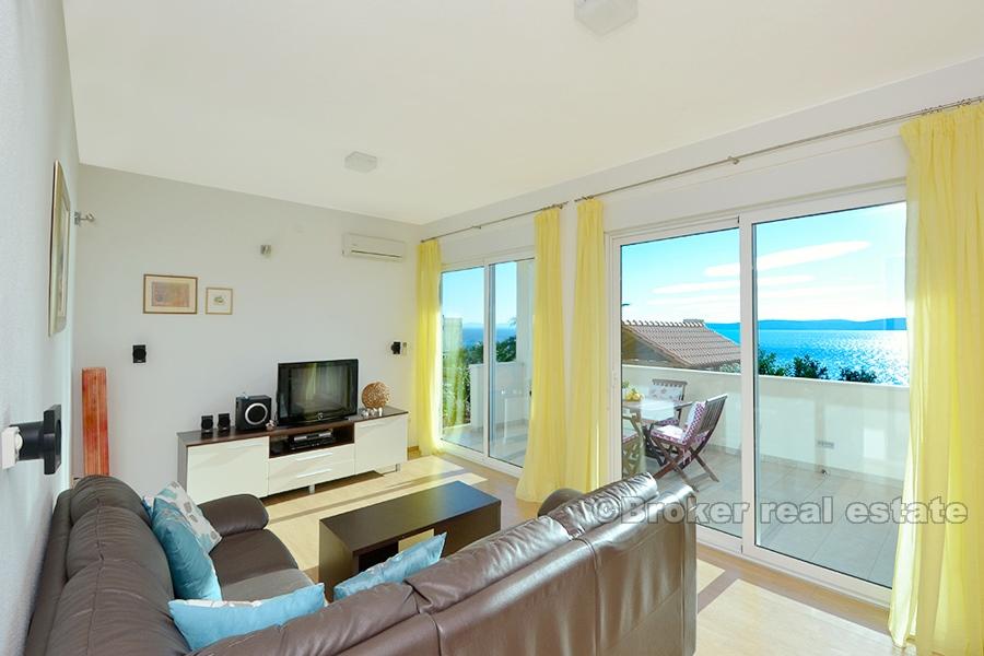 Dom jednorodzinny z basenem i widokiem na morze