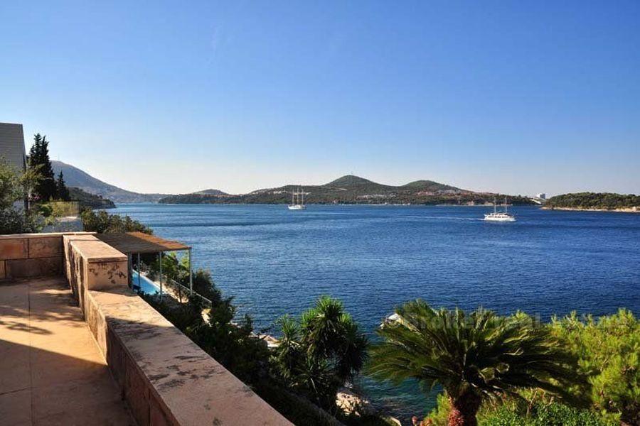 Villa con spiaggia privata, in vendita