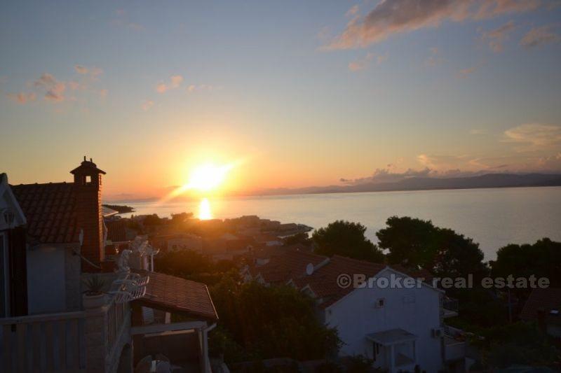 Hus på tre etasjer, til salgs