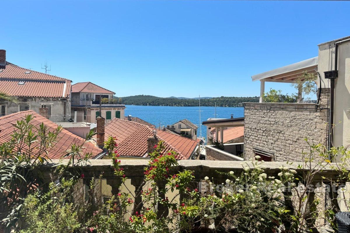 Appartamento con grande terrazza, in vendita