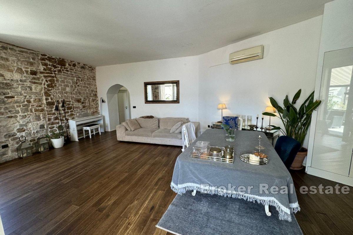 Appartamento con grande terrazza, in vendita