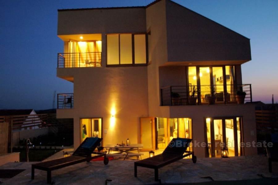Maison moderne plein de lumière du jour, à vendre