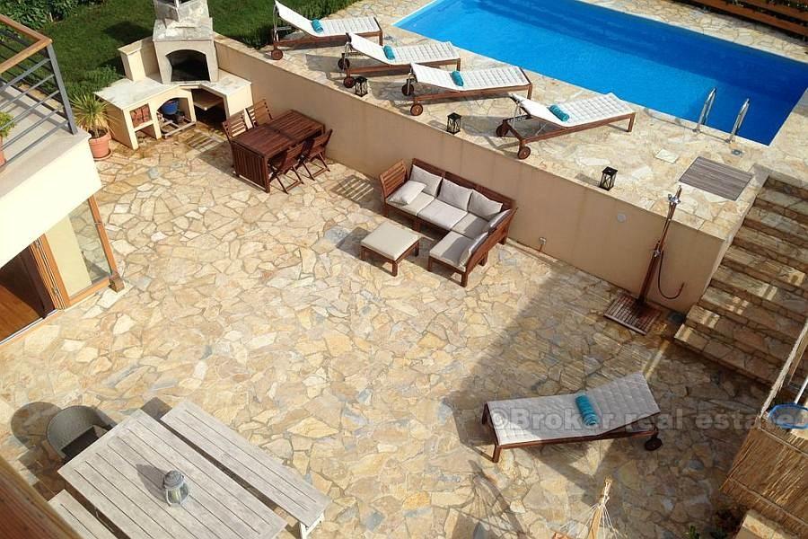 Maison moderne plein de lumière du jour, à vendre