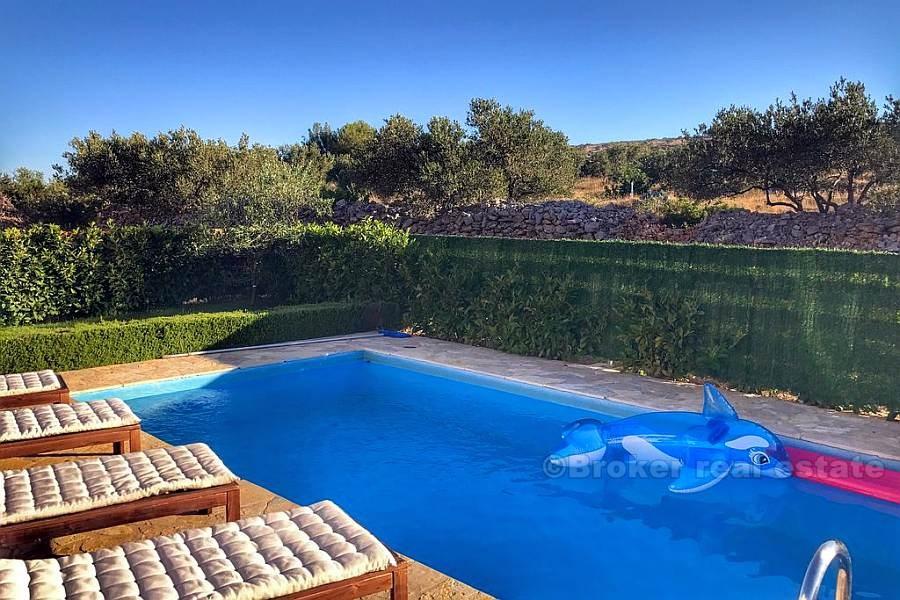 Moderna kuća s puno prirodnog svjetla, na prodaju