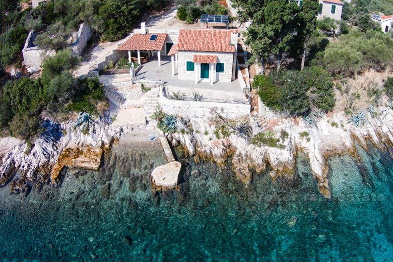 Lijepa kamena kuća uz more, na prodaju