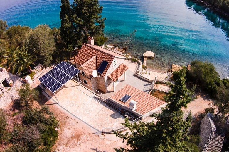 Lijepa kamena kuća uz more, na prodaju