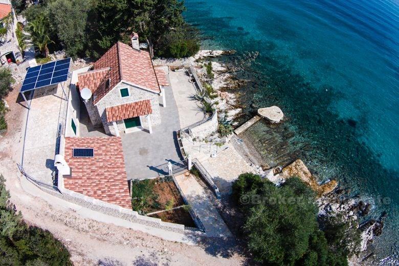 Lijepa kamena kuća uz more, na prodaju