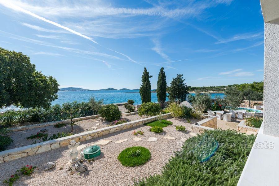 Bella villa, in vendita