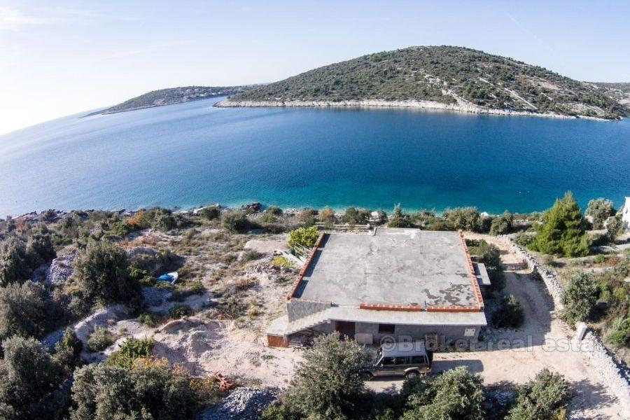 Maison non finie sur deux étages, à vendre