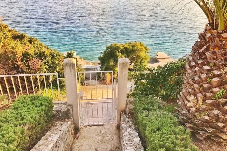 Casa, prima fila al mare, in vendita