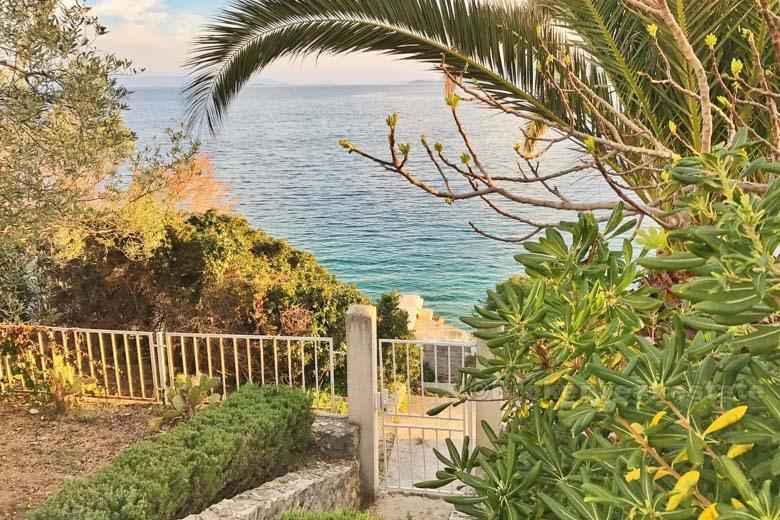 Casa, prima fila al mare, in vendita