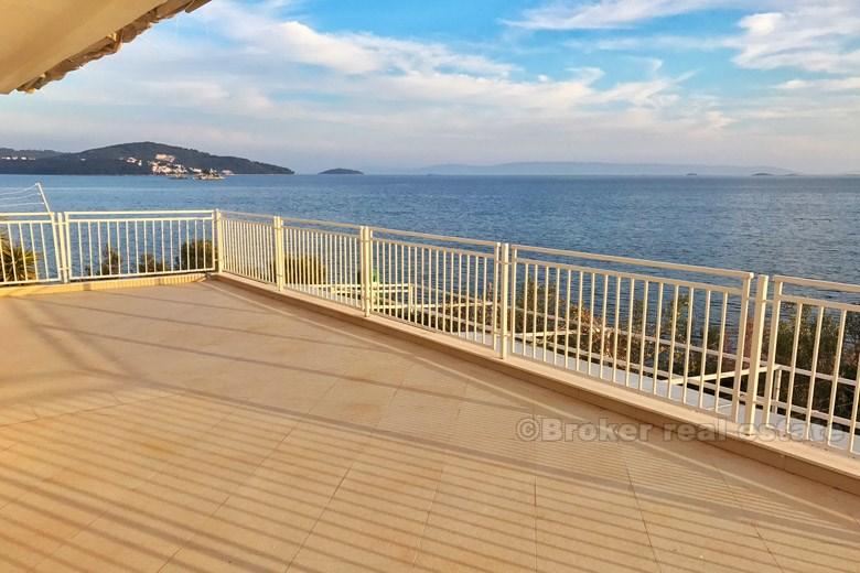 Casa, prima fila al mare, in vendita