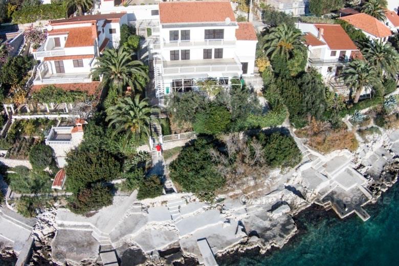 Hus, første rad ved sjøen, til salgs