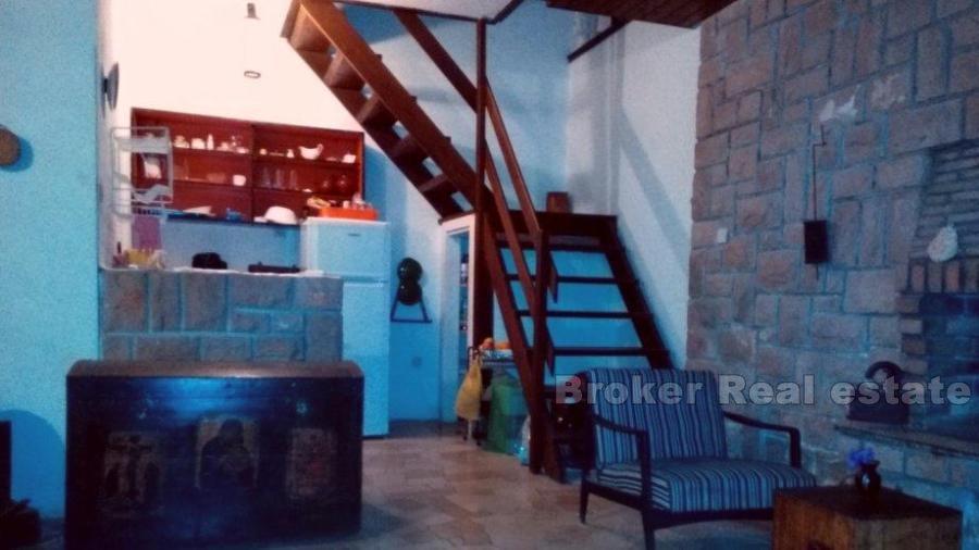 Maison en pierre dans le centre de Bol, à vendre