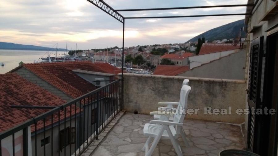 Stone house in the center of Bol, for sale