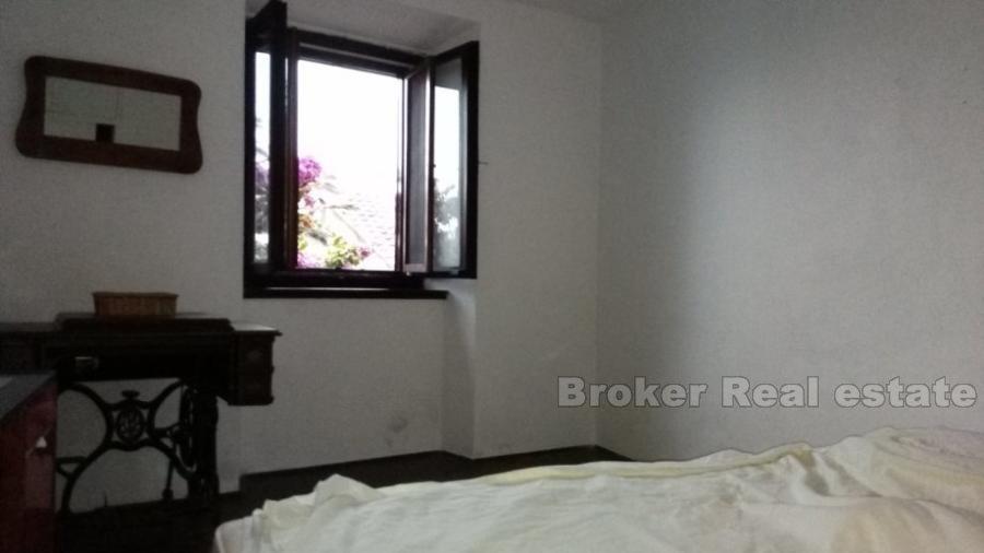 Stone house in the center of Bol, for sale