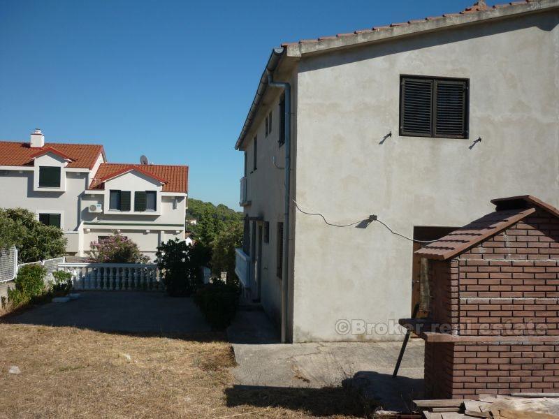 Casa bifamiliare in un posto bello e tranquillo, in vendita