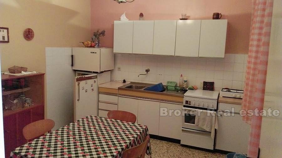 Casa vicino alla spiaggia di ciottoli, in vendita