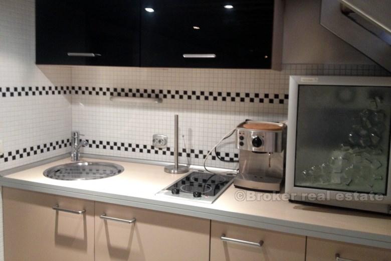 Kommersiell fastighet på två nivåer, till salu