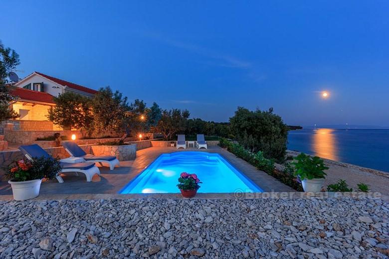 Charming villa by the sea, for rent