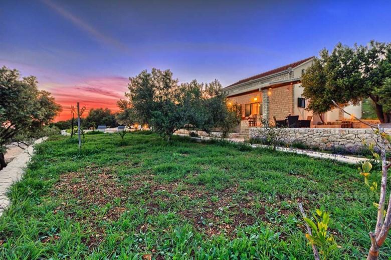 Charming villa by the sea, for rent