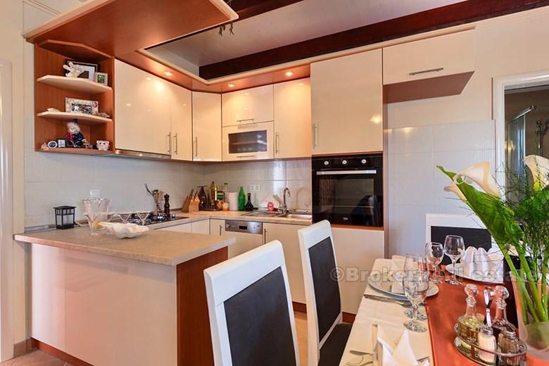 Charming villa by the sea, for rent