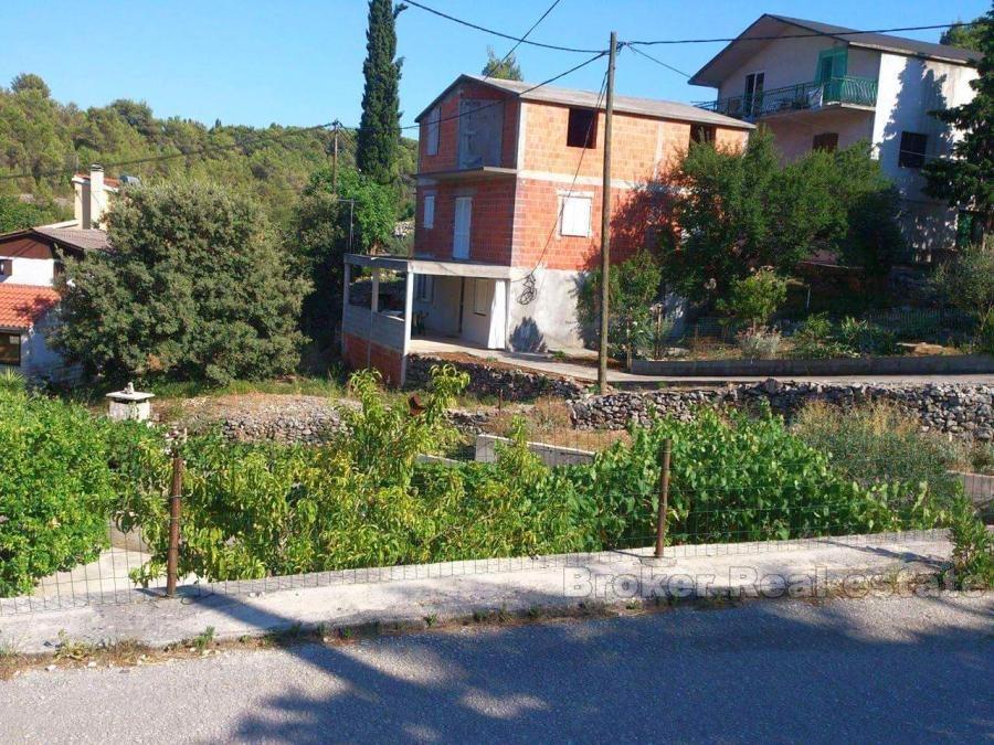 Frittliggende uferdige hus i tre etasjer