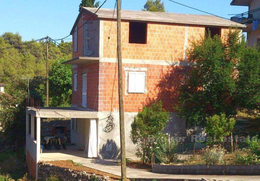 Frittliggende uferdige hus i tre etasjer