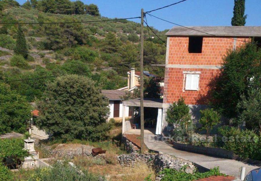 Frittliggende uferdige hus i tre etasjer