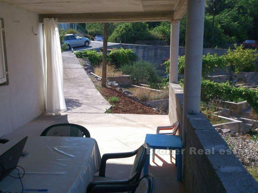 Frittliggende uferdige hus i tre etasjer