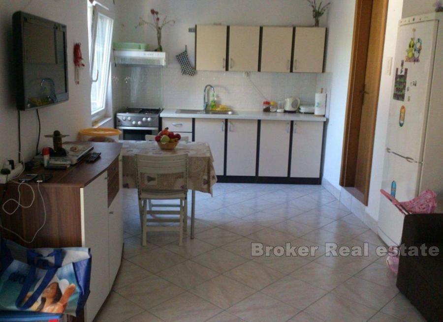 Frittliggende uferdige hus i tre etasjer