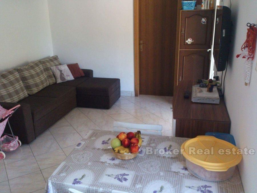 Frittliggende uferdige hus i tre etasjer