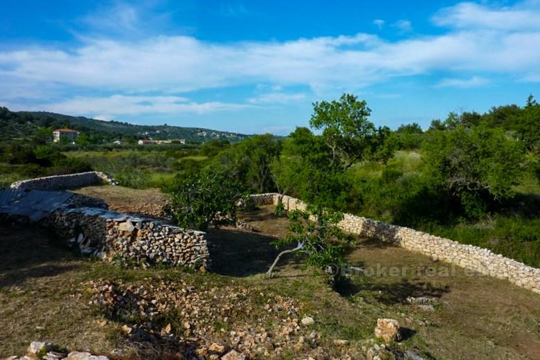 Terrain à vendre avec quelques maisons en pierre à vendre