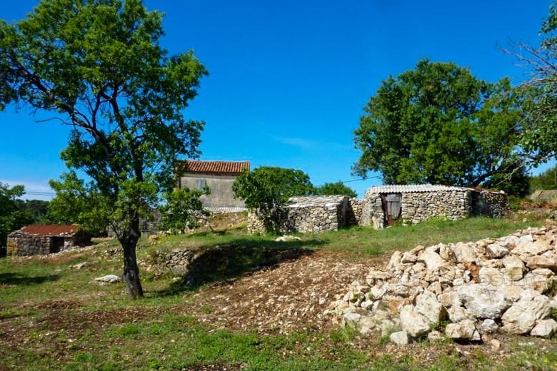Terrain à vendre avec quelques maisons en pierre à vendre