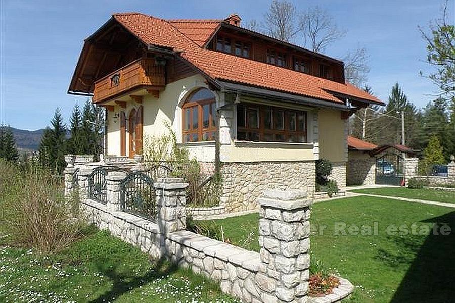 Casa moderna attrezzata, in vendita