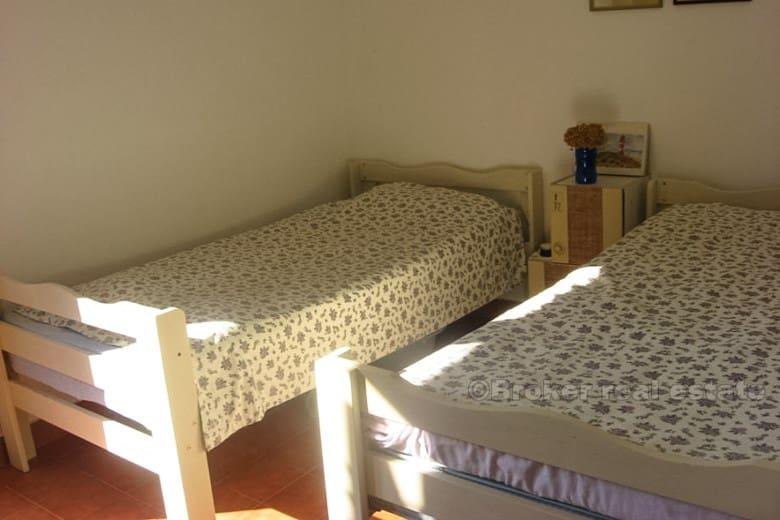 Enebolig med utsikt over havet