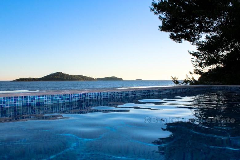 Bella casa / villa in riva al mare