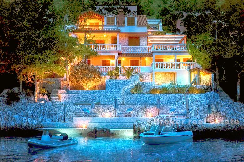 Prekrasna apartmanska kuća/vila, prvi red do mora