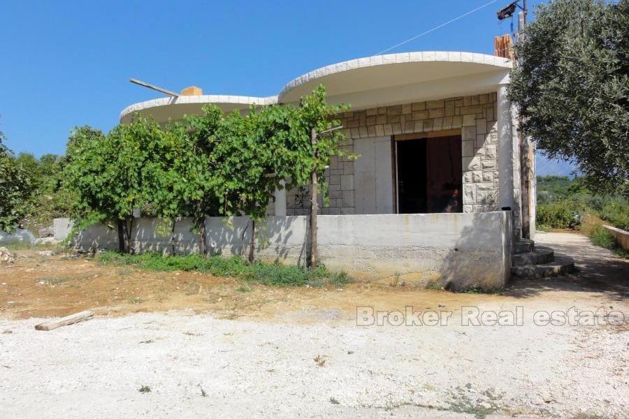 Maison non finie située à 100 mètres de la mer
