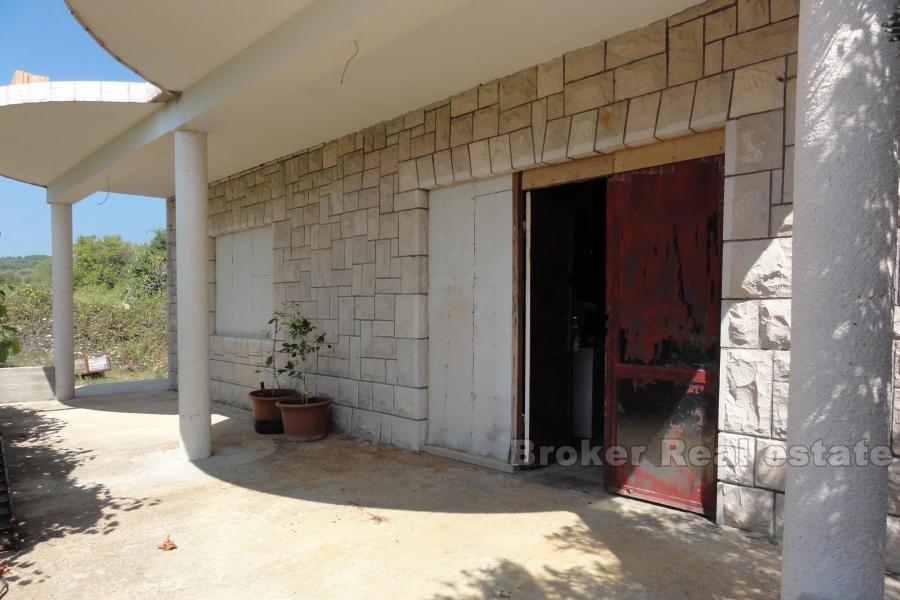 Незавершенный дом, расположенный в 100 метрах от моря