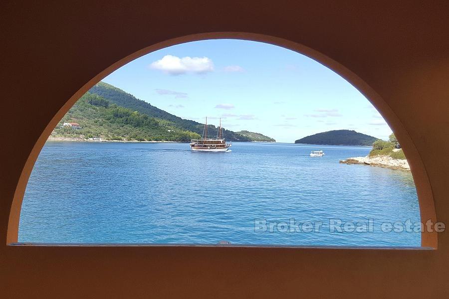 Edificio storico in una baia tranquilla, in vendita