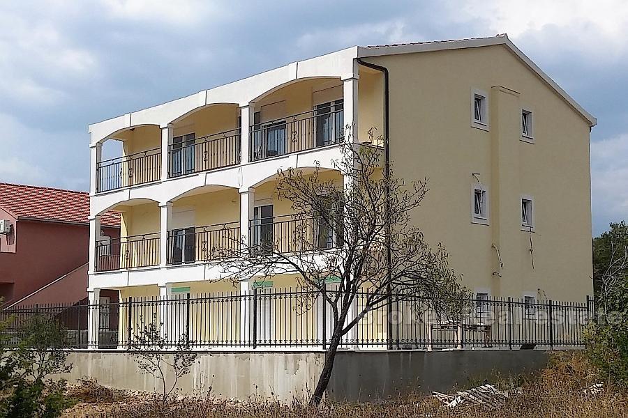 Maison neuve avec 7 appartements, à vendre