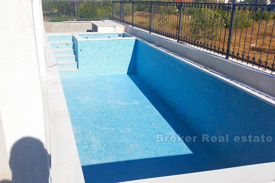 Maison neuve avec 7 appartements, à vendre