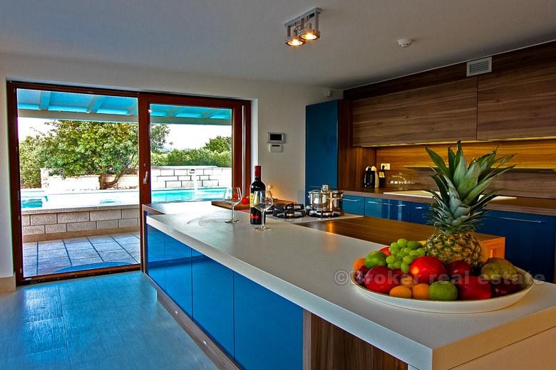 Belle villa avec vue imprenable sur la mer, à vendre