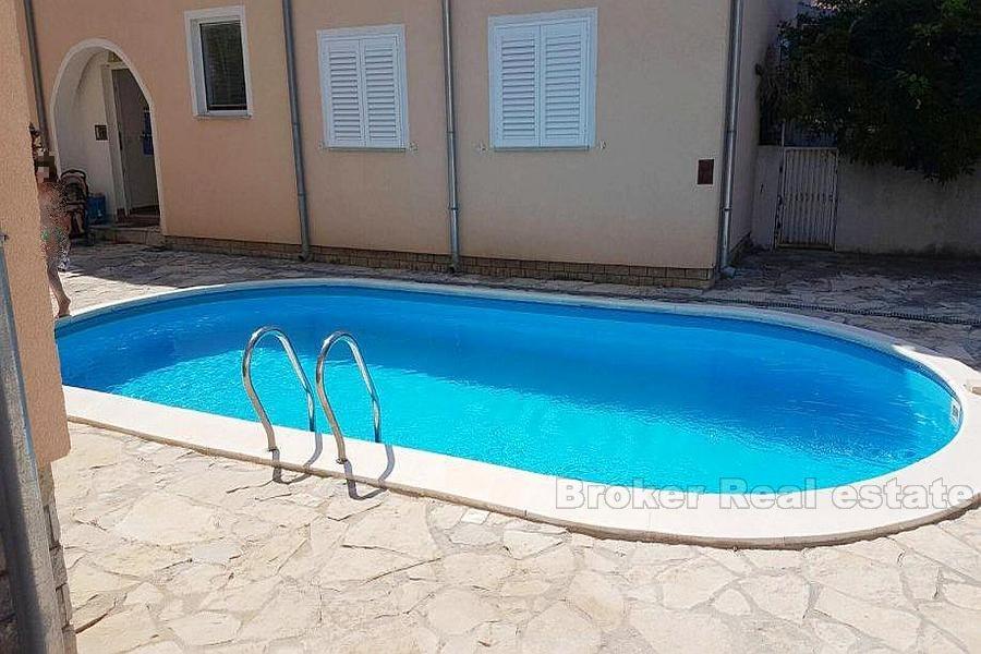 Zwei-Zimmer-Wohnung mit Gemeinschaftspool, zum Verkauf