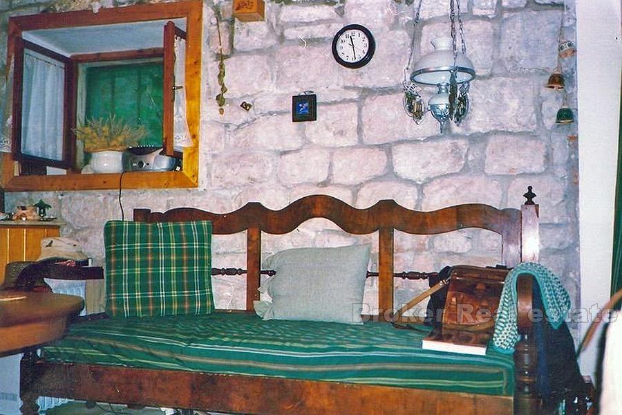 Gammelt steinhus, til salgs