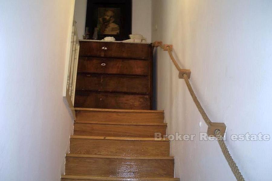 Gammelt steinhus, til salgs