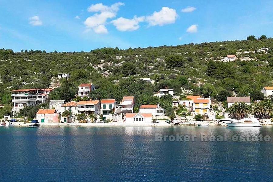 Casa ristrutturata in riva al mare, in vendita