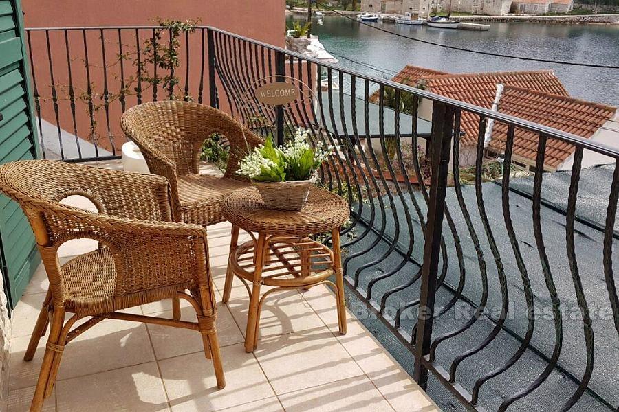 Casa ristrutturata in riva al mare, in vendita